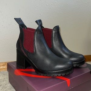 Bueno. Size 38. Booties. Great Condition. Leather